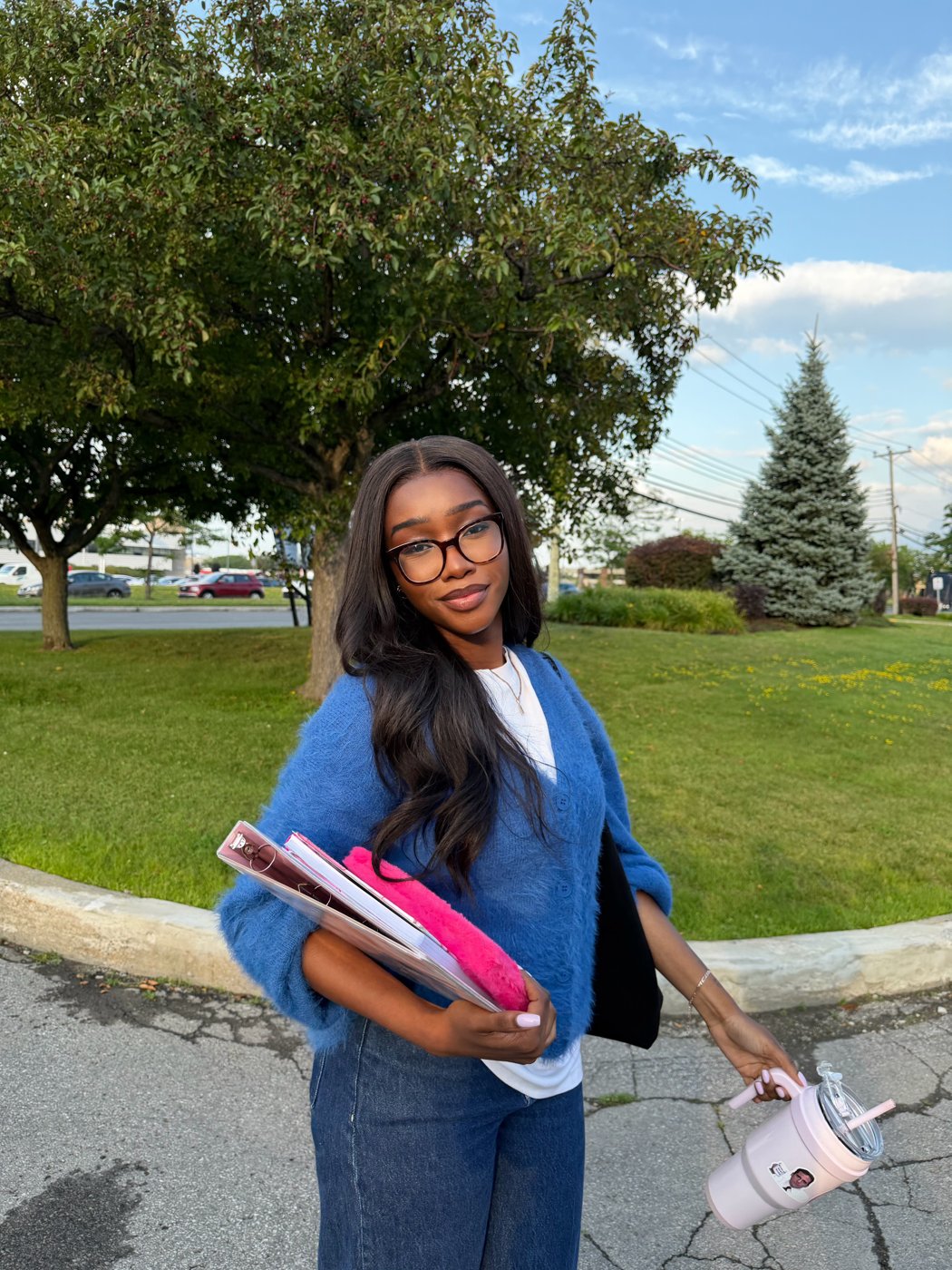 Woman wearing the OPHAIR Saraï glueless wig outdoors for everyday wear